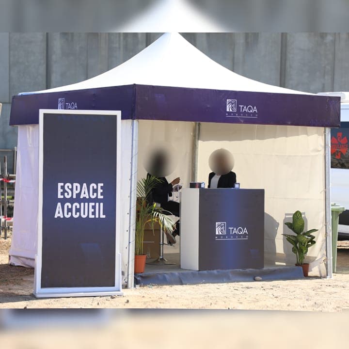Équipe installant un chapiteau événementiel